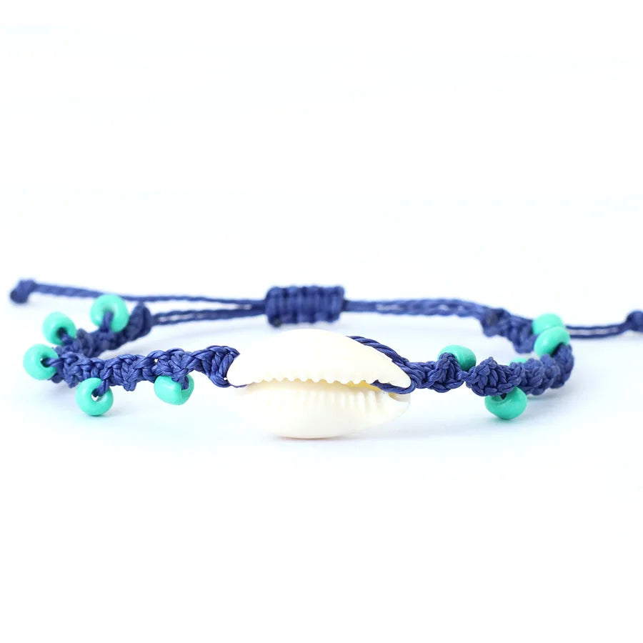 Boho Makramee-Armband – Verstellbar, 4mm Blau Howlite Perlen, Handgefertigtes Strand-Design mit Muscheln